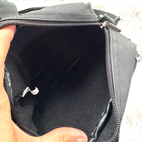 Pokemon Vintage Gameboy Game Carrying Case
Nintendo Authentic W/ Crossbody Strap - Picture 9 of 14